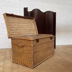 grande-malle-de-voyage-en-osier-provenant-du-magasin-printemps.webp